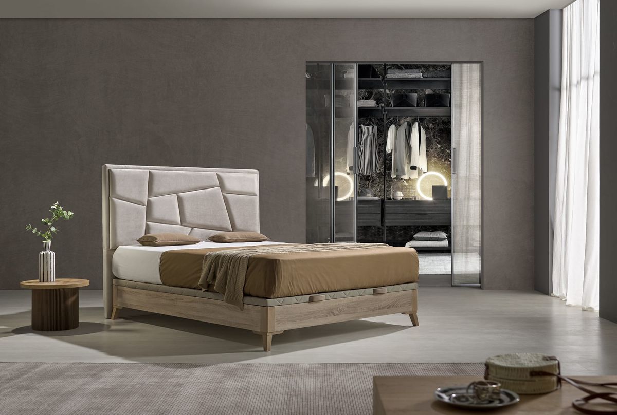 Cabecero de madera junto a vestidor acristalado