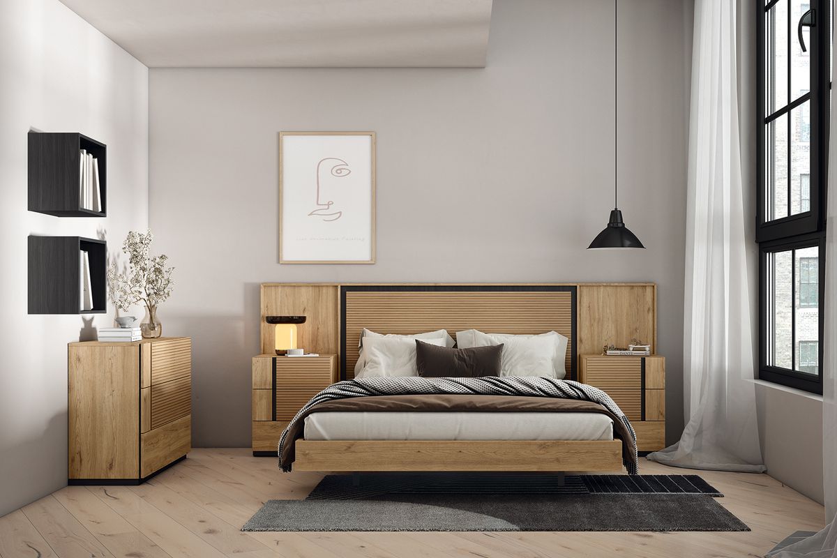 Dormitorio con cabecero de madera y mesitas a juego